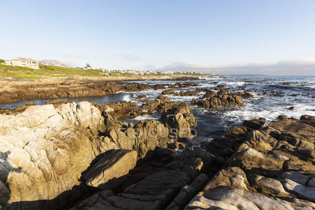 Creste frastagliate di roccia che si protendono verso il mare a De Kelders, Sud Africa. — Foto stock