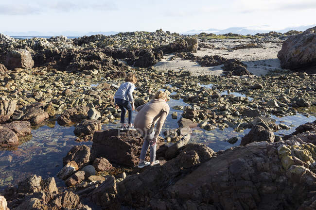 Teenagermädchen und ihr Bruder erkunden die Felsenpools, De Kelders, Western Cape, Südafrika. — Stockfoto