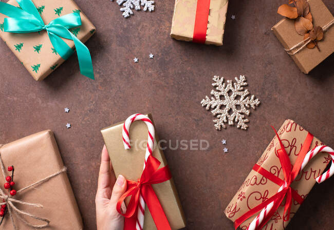 Christmas, overhead view of wrapped presents and decorations on a table — Stock Photo