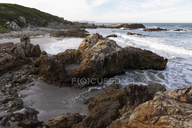 Uma praia deserta, rochas irregulares e piscinas na costa atlântica. — Fotografia de Stock