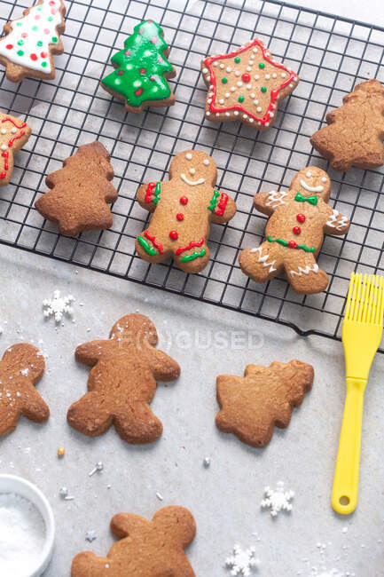 Vue du dessus, biscuits décorés de Noël, biscuits glacés. — Photo de stock