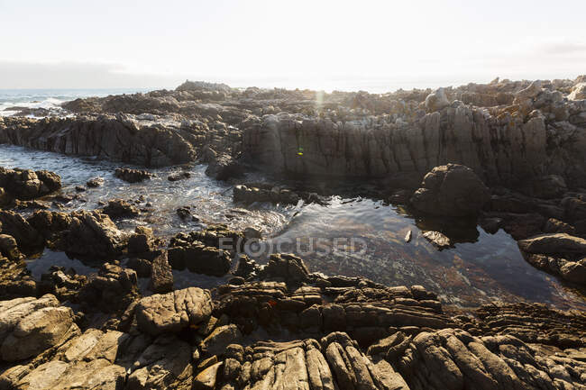 Entradas y las rocas irregulares de la costa del Océano Atlántico, De Kelders, Cabo Occidental, Sudáfrica. - foto de stock