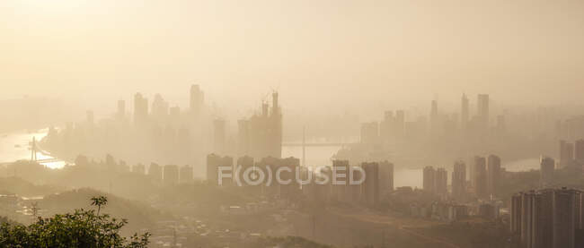 Чунцин в тумане или смоге загрязнения. — стоковое фото