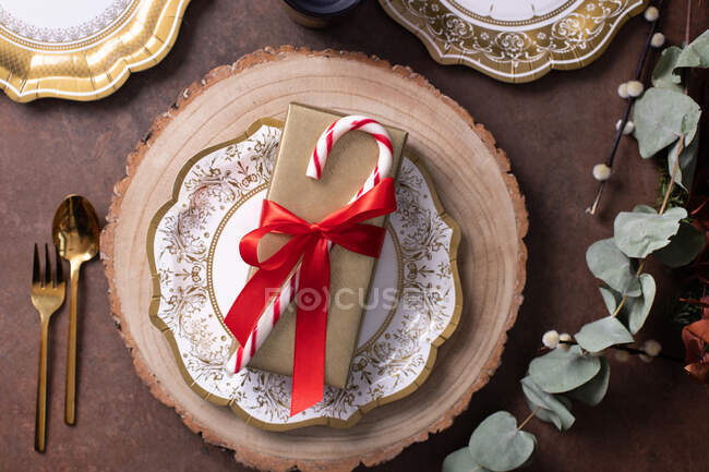Natale, vista aerea di regali avvolti e decorazioni su un tavolo — Foto stock