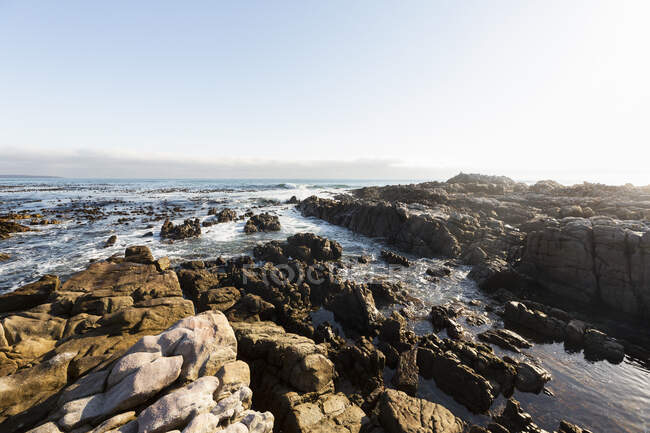 Entradas y rocas dentadas de la costa del Océano Atlántico. - foto de stock