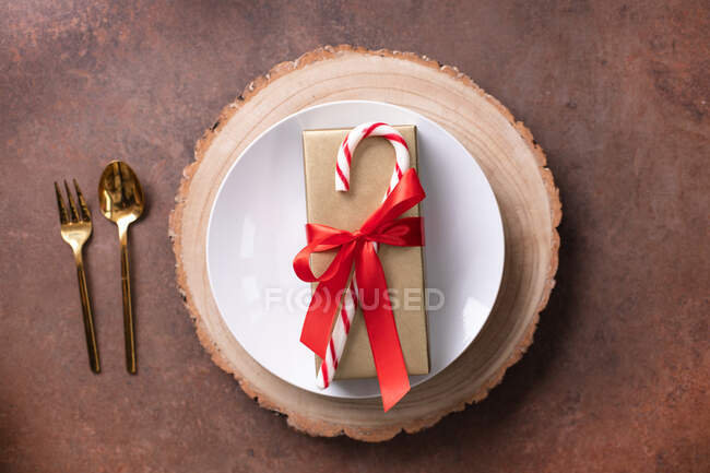 Різдво, вид зверху загорнуті подарунки та прикраси на столі — стокове фото