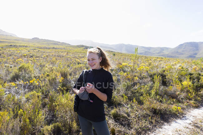 Teenage girl on Waterfall nature trail, Stanford, Sud Africa. — Foto stock