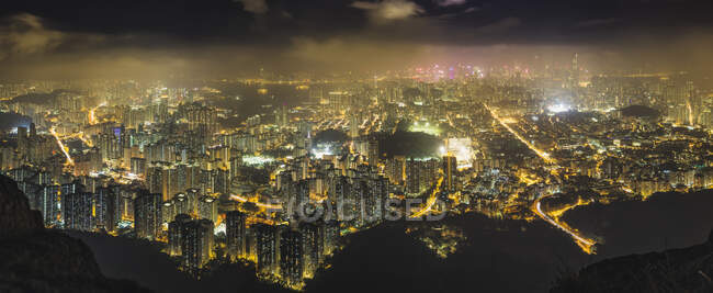 Isla de Hong Kong vista desde las colinas, iluminada por la noche. - foto de stock