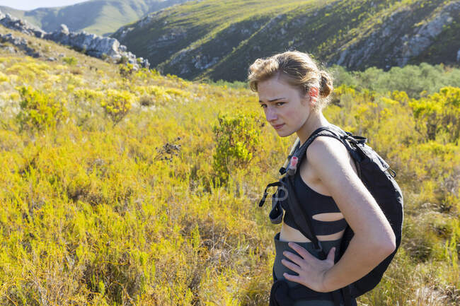 Дівчинка підліткового віку на Уотерфоллському природному шляху, Стенфорд, Південна Африка.. — стокове фото