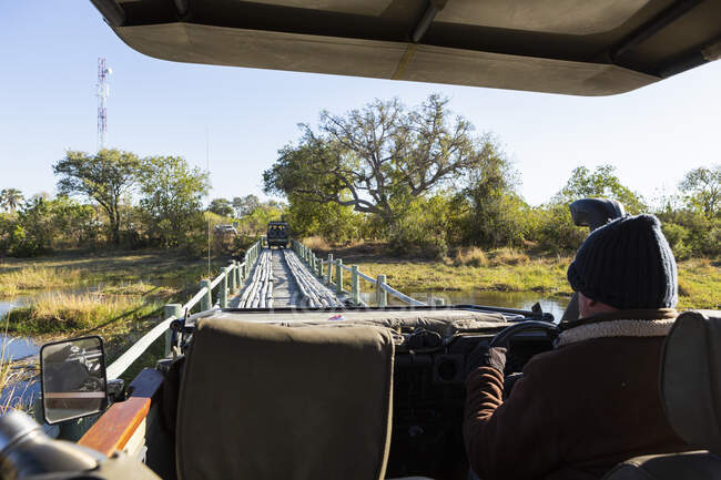 Safari-Fahrzeug überquert Fourth Bridge, Okavango Delta, Botswana. — Stockfoto
