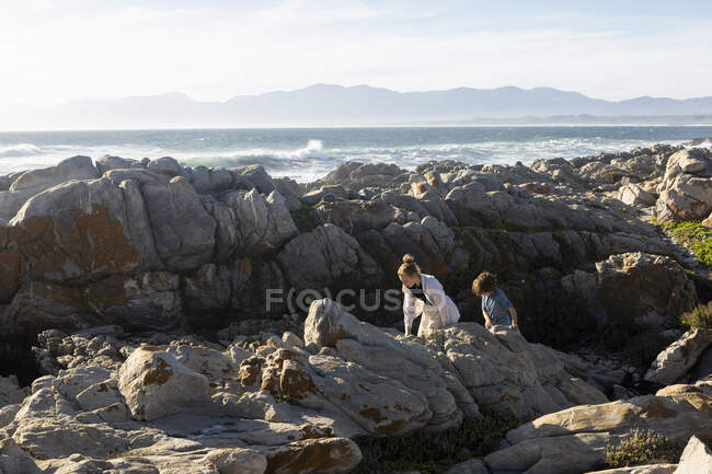 Двое детей провалились под скалы и скалы на побережье Атлантического океана, Де-Келдерс, Западный Кейп, Южная Африка. — стоковое фото