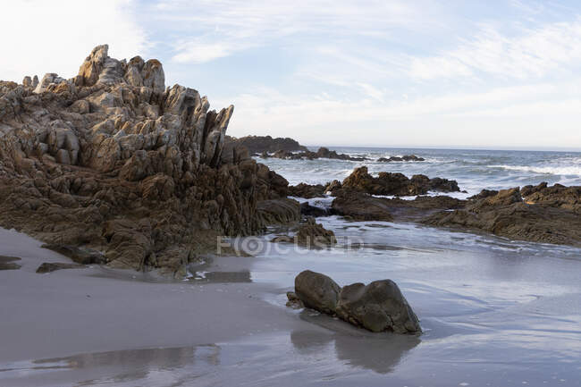 Una spiaggia deserta, rocce frastagliate e piscine rocciose sulla costa atlantica. — Foto stock