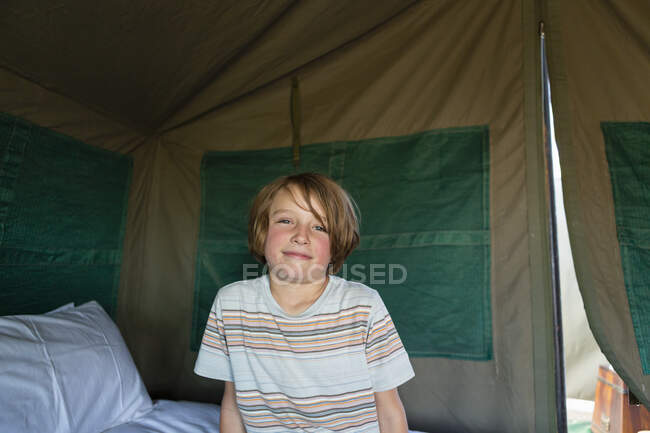 Porträt eines Jungen im Zelt, Okavango-Delta, Botswana. — Stockfoto