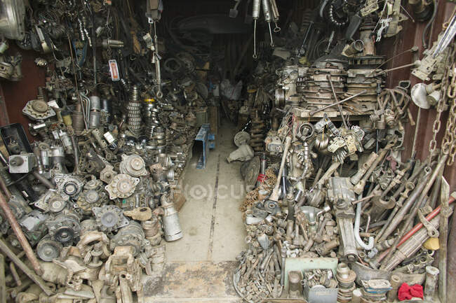 An Auto Parts store. A small workshop heaped up with spare car parts — Stock Photo