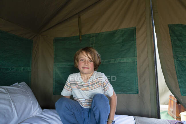 Portrait de jeune garçon dans une tente, delta de l'Okavango, Botswana. — Photo de stock