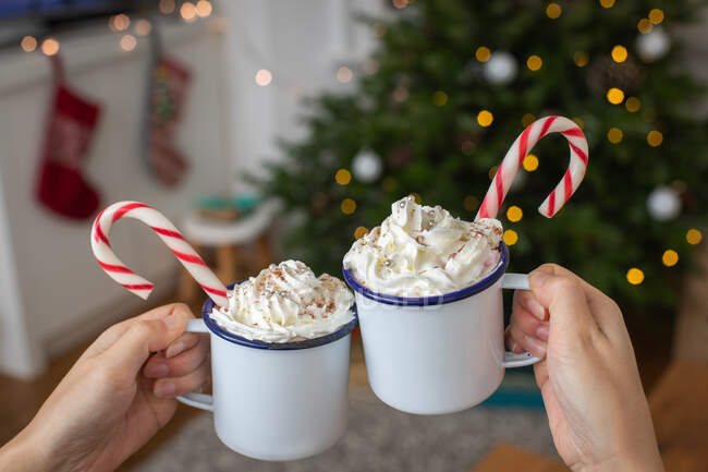 Noël, tasses de lait de poule à la crème fouettée et cannes à bonbons. — Photo de stock