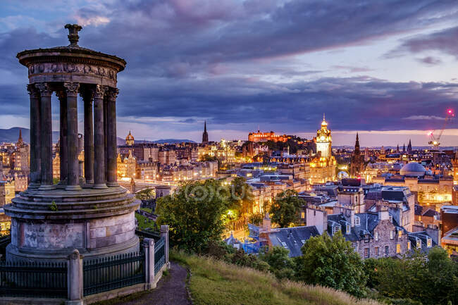 Calton Hill Folly e Edimburgo skyline illuminato all'alba. — Foto stock