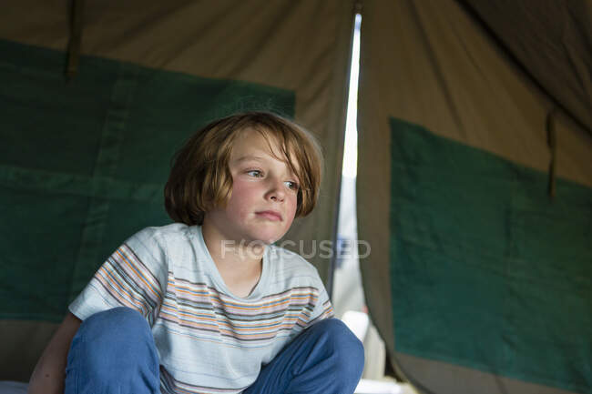 Портрет хлопчика в наметі (Дельта Окаванго, Ботсвана).. — стокове фото