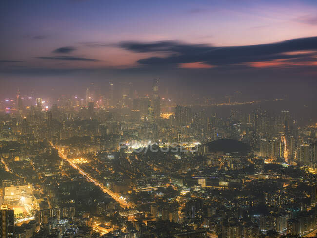 Ciudad de Hong Kong iluminada por la noche . - foto de stock