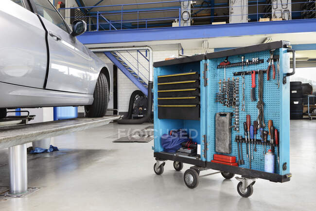 Garage mit Werkzeugwagen. — Stockfoto