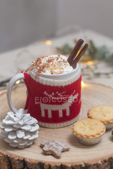 Natal, uma caneca de chocolate quente ou gemada com um aconchegante envolvente de malha e tortas de carne picada. — Fotografia de Stock