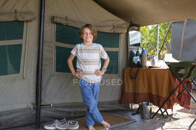 Портрет мальчика в палатке, дельта Окаванго, Ботсвана. — стоковое фото
