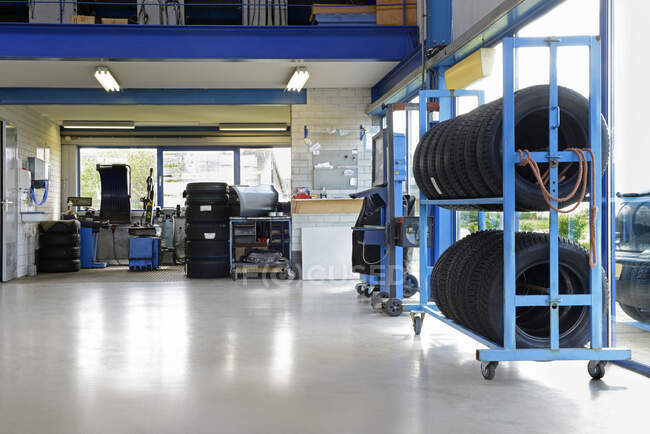 Un garage de voiture bien rangé ou un atelier de réparation. — Photo de stock