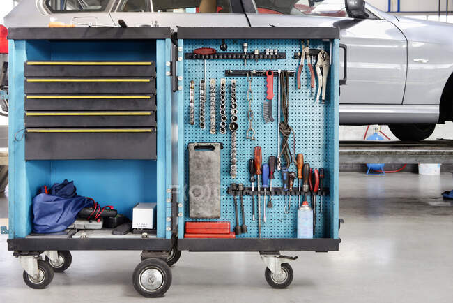 Garaje o taller de reparación de coches con carro de herramientas. - foto de stock