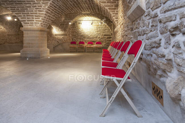 Стільці в заскленій кам'яній кімнаті для лекцій зустрічей або семінарів в університеті — стокове фото