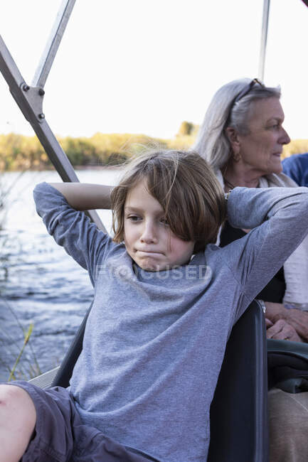 Jeune garçon sur un bateau dans le delta de l'Okavango, Botswana. — Photo de stock