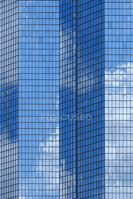 Spiegelung des Himmels in Hochhaus-Wolkenkratzer. — Stockfoto