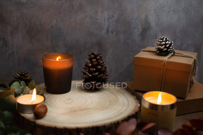 Різдвяні, запалені свічки та прикраси столів — стокове фото