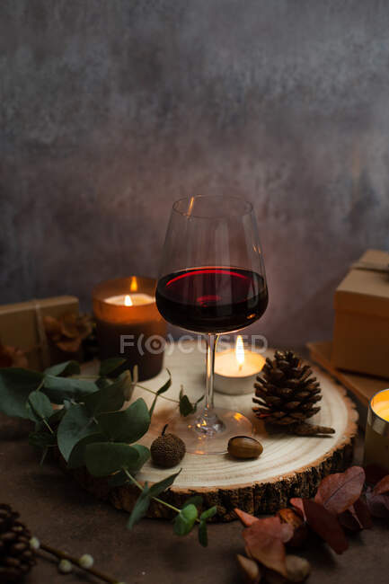 Natale, bicchieri di vino rimuginato, candele accese e decorazioni da tavola — Foto stock