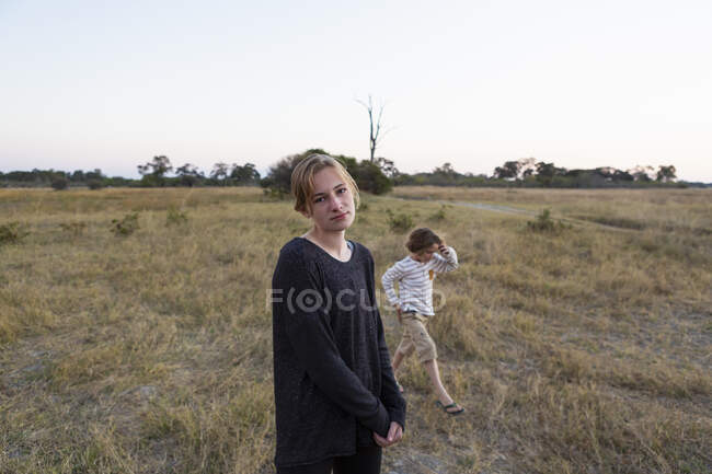 Retrato de menina adolescente em safari, Okavango Delta, Botswana. — Fotografia de Stock