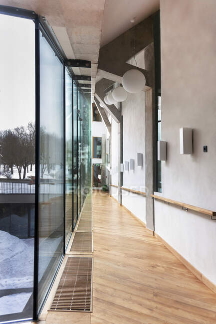 Bâtiment moderne dans une université, des murs de verre et une passerelle intérieure — Photo de stock