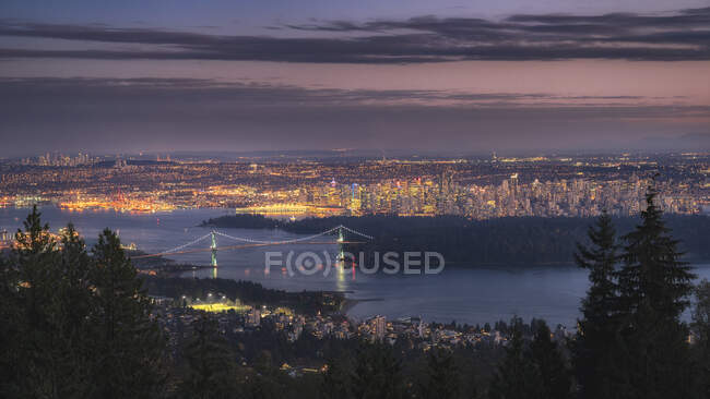 Città di Vancouver illuminata all'alba. — Foto stock