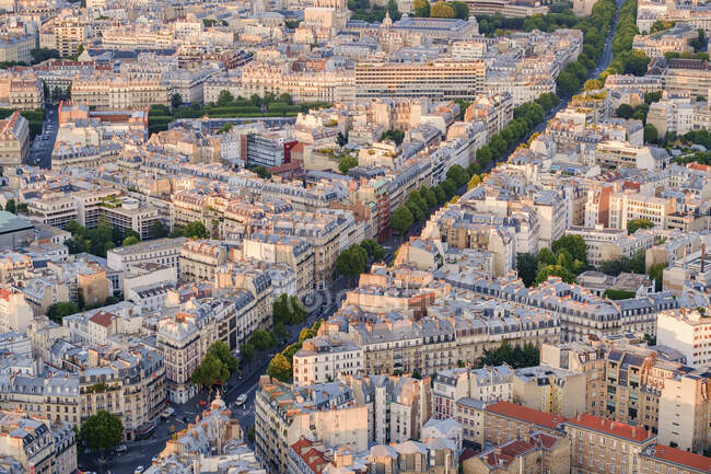 Вид на бульвар, проходящий через жилой район Парижа. — стоковое фото