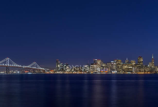 San Francisco vista oltre l'acqua al crepuscolo. — Foto stock