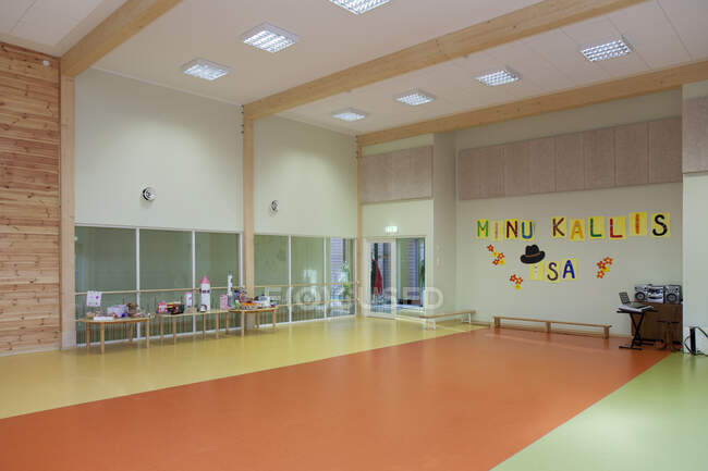 Moderno asilo nido per bambini o edificio prescolastico, aperto al coperto area giochi — Foto stock