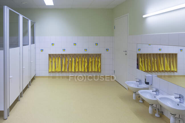 Day care nursery or pre-school kindergarten school, spacious interior, washroom and storage — Stock Photo