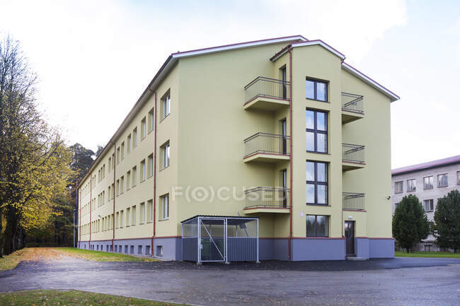 Moderno ostello della gioventù edificio, alloggio per i viaggiatori, edificio esterno — Foto stock