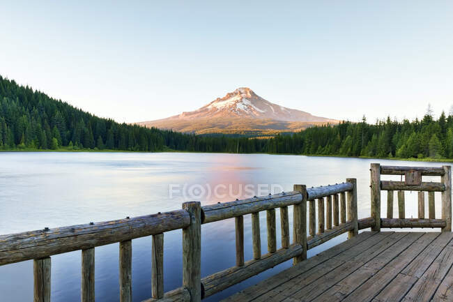 Jetty en el campamento del gobierno, lago Trillium, con vistas al monte Hood. - foto de stock