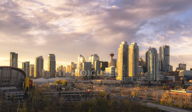Calgary cityscape iluminado ao amanhecer. — Fotografia de Stock