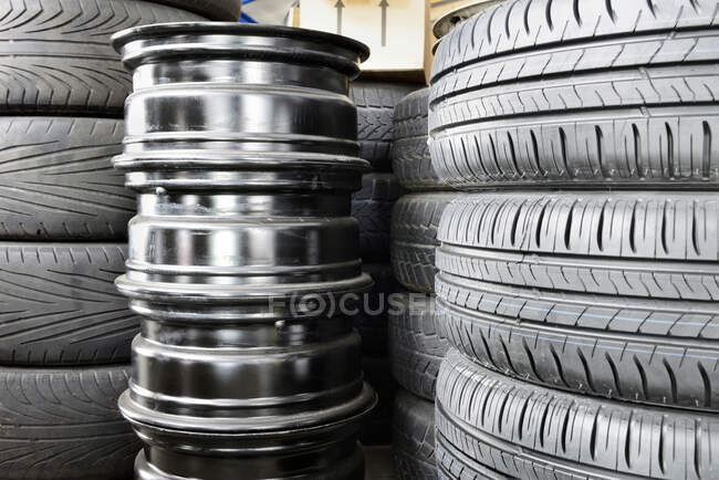 Пачка автомобильных шин и колесных дисков в гараже автомастерской. — стоковое фото