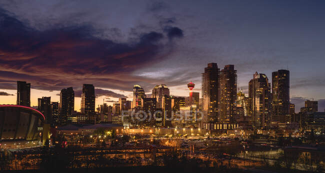 Paysage urbain de Calgary illuminé au coucher du soleil. — Photo de stock