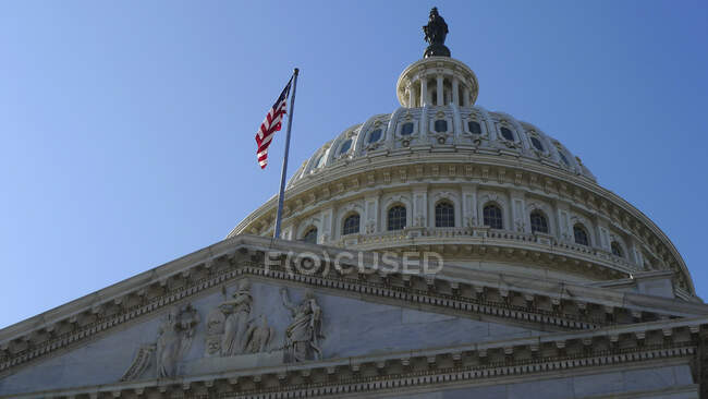 USA Capitol Building dome with American flag flying. — Stock Photo