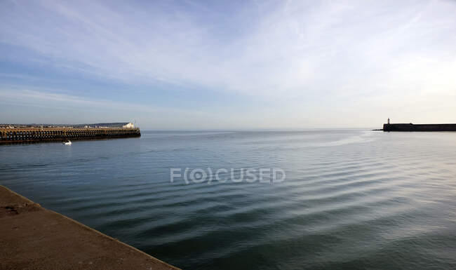 Beira-mar com mar calmo em Eastbourne. — Fotografia de Stock