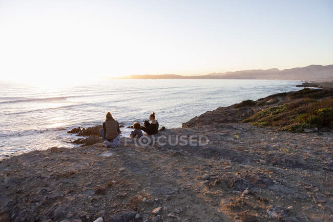 Familia con vistas a Walker Bay Reserve costa al atardecer, Sudáfrica - foto de stock