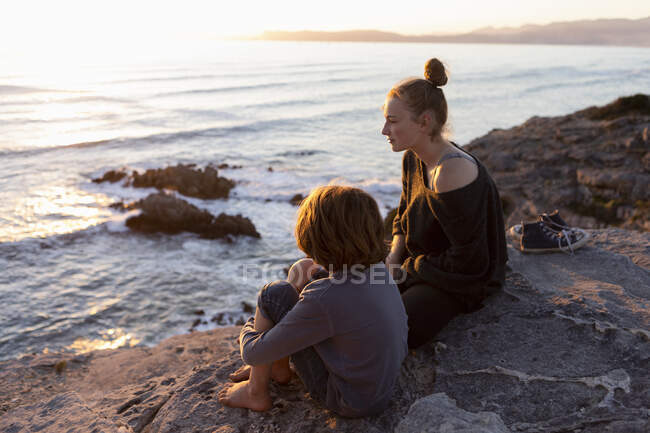 Adolescente et jeune frère au coucher du soleil, Walker Bay Reserve, Afrique du Sud — Photo de stock