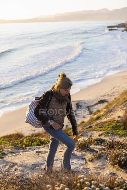 Adult woman climbing cliff, Walker Bay Resrve, South Africa — Stock Photo